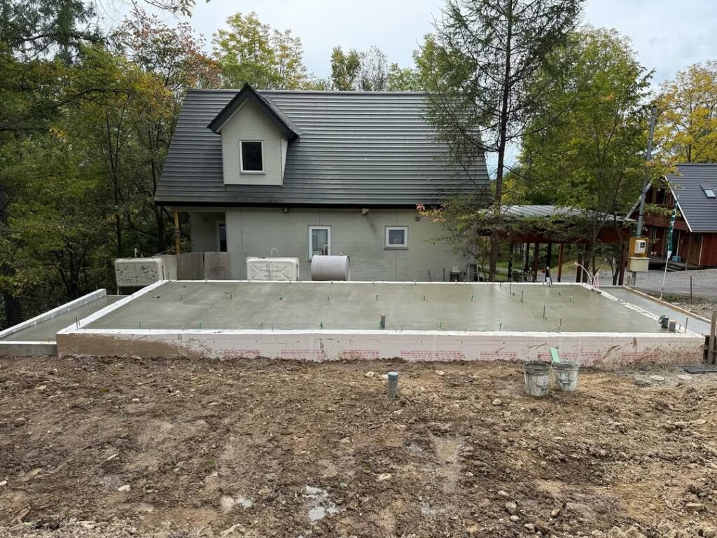 【東川町】基礎工事が終了し浄化槽の工事進行中