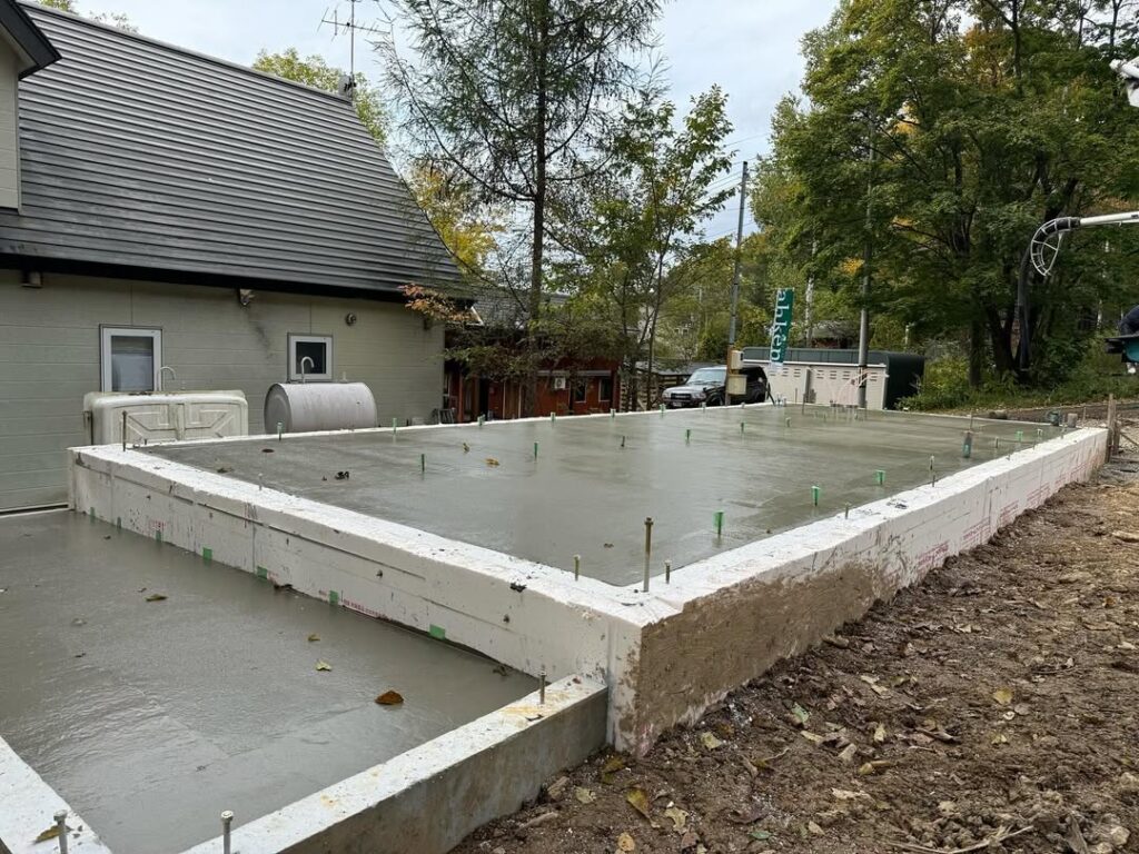 【東川町】基礎工事が終了し浄化槽の工事進行中
