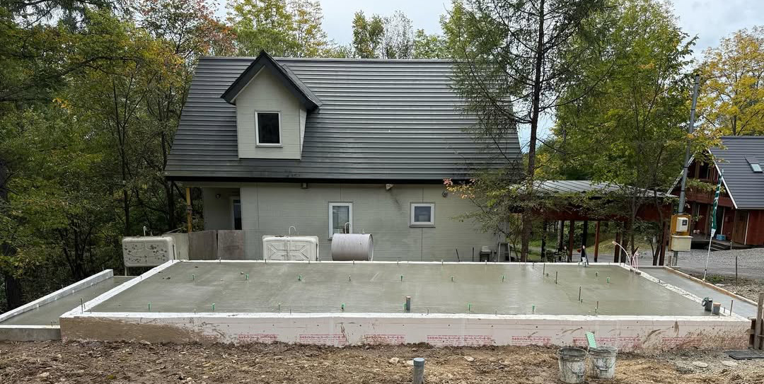 【東川町】基礎工事が終了し浄化槽の工事進行中