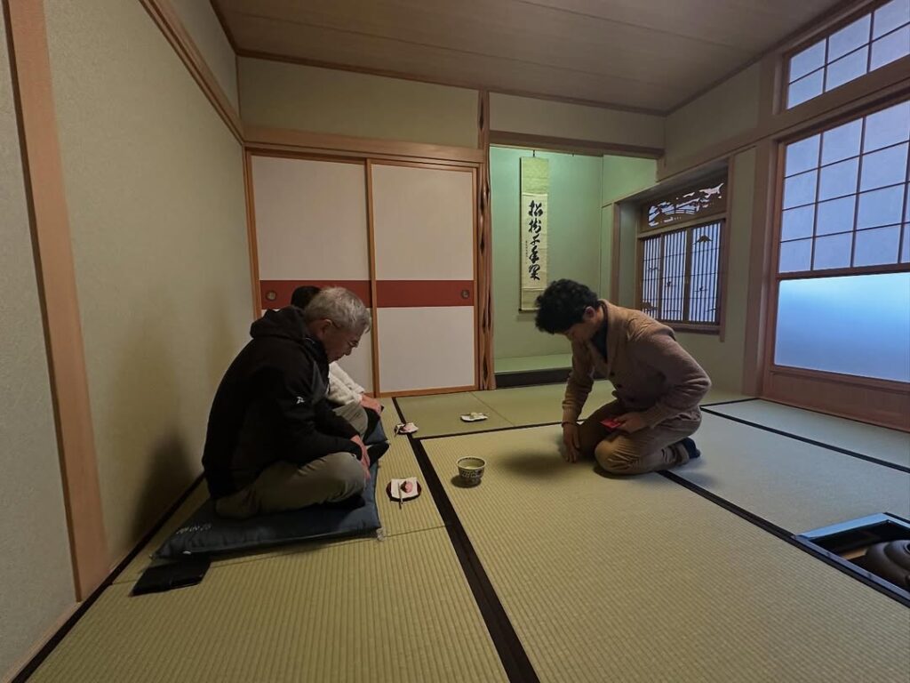 春に完成した事務所には茶室があります