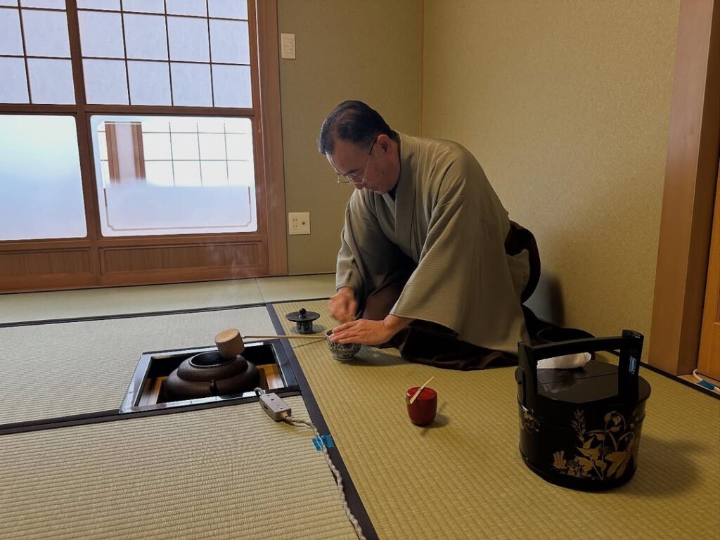 春に完成した事務所には茶室があります