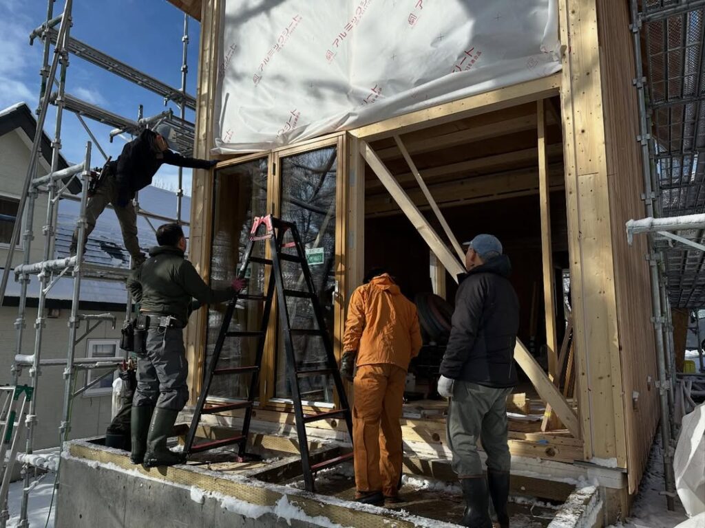 【東川町】東川の現場、木製サッシ取り付け完了