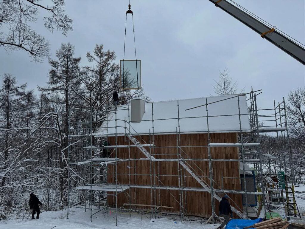 【東川町】東川の現場、木製サッシ取り付け完了