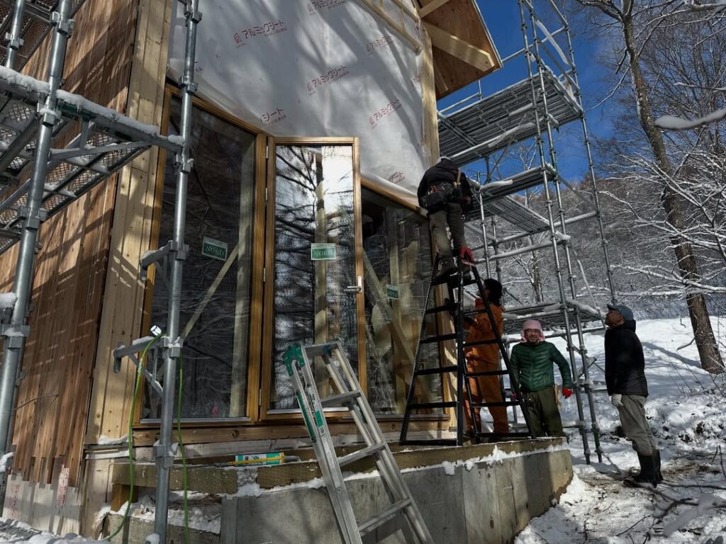 【東川町】東川の現場、木製サッシ取り付け完了