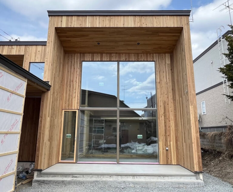 市内S様邸は足場が外れました。外装は屋久島地杉です