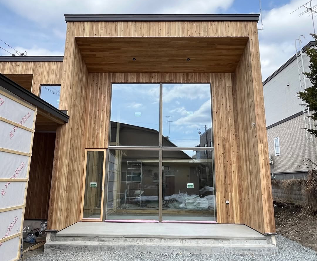 市内S様邸は足場が外れました。外装は屋久島地杉です